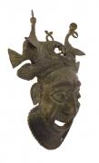 Lote 5040 - ARTE TRIBAL, MÁSCARA BAMUM EM BRONZE - Camarões. Representação de figura masculina com efeitos faunísticos na cabeça. Máscara Bamum similar à venda por € 563 (£499). Dim: 32x14 cm (aprox.). Nota: bem conservado. Patine. Consultar valor indicativo em https://www.ebay.co.uk/itm/Bamoun-Bronze-Face-Mask-43cm-High-Cameroon-African-Tribal-Art/183283560228