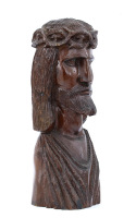 Lote 5101 - ARTE TRIBAL AFRICANA, BUSTO DE CRISTO - Com Coroa de Espinhos em madeira exótica, com decoração entalhada. Dim: 47 cm. Nota: sinais de manuseamento