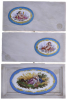 Lote 5109 - CENA GALANTE E QUERUBINS - Conjunto de 3 placas de mármore, decoradas com aplicações de porcelana de formato oval, com pintura de “Cena Galante” e “Querubins”, com 14x25 cm e 10x14 cm (placas de mármore com 18x34x4 cm e 16x34x4 cm). Nota: plac