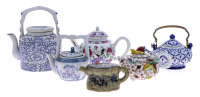 Lote 5230 - CONJUNTO DE BULES CHINESES - Composto por sete peças em porcelana de diferentes dimensões e configurações. Decorações diversas, policromadas e monocromas. Dim: 15,5x14x10,5 cm (aprox. Bule maior, decoração vegetalista a azul). Nota: sinais de 