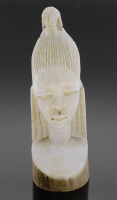 Lote 5233 - ARTE TRIBAL AFRICANA, BUSTO EM MARFIM - Representando figura feminina, com decoração entalhada. Dim: 16,5 cm. Peso: 488 g. Séc. XX, década de 60