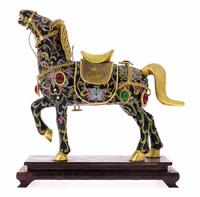 Lote 5251 - CAVALO EM CLOISONNÉ - Decoração vegetalista e floral policromada em fundo preto, com aplicações em metal dourado e pedraria, com ornamentos ao estilo filigranado, assente em base de madeira. Dim: 26x23x9 cm. Nota: sinais de manuseamento