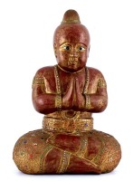 Lote 5310 - BUDA TAILANDÊS EM MADEIRA - Figura de Buda em madeira entalhada, com decoração a sangue de boi e dourada. Aplicações em vidros coloridos. Dim: 53 cm. Nota: sinais de manuseamento