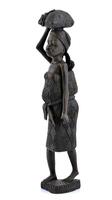 Lote 5415 - ARTE TRIBAL AFRICANA, ESCULTURA - Em madeira exótica entalhada, representando figura feminina com trouxa à cabeça e filho às costas. Dim: 53 cm