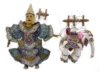 Lote 5492 - MARIONETAS ORIENTAIS - Conjunto de 2 peças, composto por figura oriental e elefante, artesanato feito à mão, com mecanismo de movimento em madeira e outros. Figura vestida com traje de tom verde, com aplicações de missangas e lantejoulas. Elef