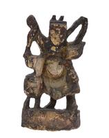 Lote 5505 - ESCULTURA ORIENTAL ANTIGA - Em madeira entalhada, provavelmente figura votiva de templo. Vestígios de policromia. Dim: 27x14 cm (aprox.). Nota: sinais de manuseamento. Falhas e defeitos. Vestígios de xilófagos