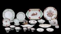 Lote 5558 - VILLEROY & BOCH, CONJUNTO DE NATAL EM PORCELANA - Composto de 23 peças, sendo 3 pratos rasos, 3 pratos de sobremesa, 1 travessa rectangular, 1 travessa quadrangular, 1 travessa funda, 1 taça, 1 taça com tampa, 2 covilhetes redondos, 1 covilhet