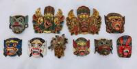 Lote 5662 - MÁSCARAS TRADICIONAIS DE SUSPENSÃO - Conjunto de 10 máscaras em madeira entalhada, policromada e dourada, com diversas formas de decorações sendo 9 de origem oriental e 1 de origem brasileira. Dim: 34x40x17 cm (maior). Nota: sinais de uso e ma