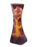 Lote 5687 - JARRA EM PASTA DE VIDRO AO ESTILO GALLÉ - De formato torso. Com decoração floral relevada em tons de rosa, amarelo e castanho. Assinada "Tip Gallé". Dim: 31 cm. Nota: bem conservada