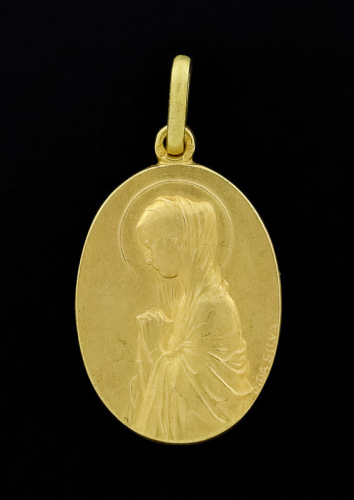 Lote 5800 - JOÃO DA SILVA, MEDALHA EM OURO 19.2 KT - Toque 800. Relevada com a “Nossa Senhora do Carrapito”. Peso: 6,68 g. Dim: 3,5 cm (altura). Nota: como Novo, com marcas de contraste