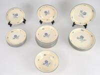 Lote 23 - Conjunto de 28 peças em faiança inglesa marca Staffordshire, decorados com flores azuis e lista amarela, composto por 12 pratos de sopa, 7 pratos rasos, 8 pratos de sobremesa e taça, usados