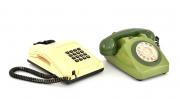 Lote 8 - CONJUNTO DE TELEFONES - Composto por 2 telefones em plástico verde e bege, de disco e de teclas, respectivamente. Dim: 9x16,5x21,5 cm (aprox.). Nota: sinais de uso e armazenamento. Não testado
