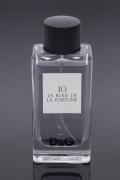 Lote 12 - DOLCE & GABBANA, FRASCO DE PERFUME - Eau de Toilette "10 La Roue de Fortune”, Made in UK, 100 ml. Perfume similar à venda por € 70,35. Nota: muito pouco uso, embalagem com tampa, sem caixa. Consultar valor indicativo em https://www.perfume-clique.pt/Dolce-Gabbana-DG-10-La-Roue-de-La-Fortune-Eau-De-Toilette-100ml-Spray-s2927/
