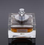 Lote 17 - GUCCI, FRASCO DE PERFUME - Eau de Parfum Spray "Gucci", Made in France, 60 ml. Perfume similar à venda por € 113,19 (£ 100). Nota: muito pouco usado, embalagem sem tampa, sem caixa. Consultar valor indicativo em http://www.nikiscosmetics.com/product/rare-ladies-gucci-eau-de-parfume-vaporisateur-natural-spray-60ml-without-box/