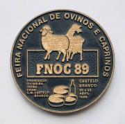 Lote 247 - PORTUGAL - Medalha de grande formato em bronze (68 mm de diâmetro e 154 g de peso) comemorativa da Feira Nacional de Ovinos e Caprinos “FNOC 89, Castelo Branco” de 22 a 25 de Abril de 1989. Excelentes detalhes, nova. Estado de conservação ou cotação segundo coleccionador. Sem classificação atribuída pela Oportunity, cabe ao licitante atribuir a classificação e a valorização que entender correta