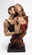 Lote 23 - ESCULTURA EM GESSO - Motivo "Amor Eterno", figuras de um casal romântico. Dim: 37,5x14,5 cm. Bom estado
