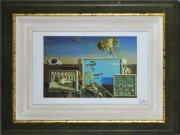Lote 9 - Salvador Dali (1904-1989) - reprodução sobre papel da obra "Ilumined Pleasures" de 1929, com 17x26,5cm. Dimensão da moldura 38x50,5cm. Moldura com pequena falha