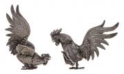 Lote 85 - CONJUNTO DECORATIVO, LUTA DE GALOS - Par de figuras decorativas em metal, representando luta de galos. Dim: 18x13,5x12 cm (aprox.). Nota: sinais de armazenamento