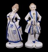 Lote 131 - PAR DE FIGURAS EM PORCELANA - Representação de figura feminina e masculina ao gosto do Séc. XVIII, decoradas com apontamentos a dourado e azul. Dim: 12x5x4 cm (aprox.). Nota: sinais de armazenamento. Bem conservadas