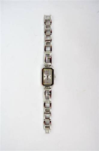 Lote 38 - Relógio Guess, modelo de senhora, mostrador metálico, caixa rectangular e bracelete em aço com letras G, em estado novo, (a trabalhar)