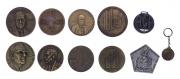 Lote 10 - CONJUNTO DE MEDALHAS EM BRONZE - Composto por 11 medalhas referentes a diversas temáticas tais como 1º Centenário do Nobel da Medicina Egas Moniz, Centenário da Morte de Alexandre Herculano, Assembleia Distrital Rotária 1982- Tomar, entre outros, sendo uma medalha em estanho. Dim: 90 mm (Egas Moniz)