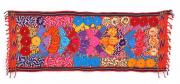 Lote 1200 - ARTESANATO MEXICANO, PANO DE MESA – Naperon com bordado artesanal multicolor, motivo floral, com remate de franjas. Dim: 45x120 cm. Nota: em bom estado