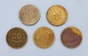 Lote 33 - PORTUGAL, CONJUNTO DE MOEDAS DE 50 CENTAVOS EM BRONZE, ANOS DIVERSOS - Composto por 5 moedas. Dim: 20 mm. Sem classificação atribuída, cabe ao licitante atribuir a classificação e a valorização que entender correcta