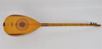 Lote 563 - Baglama, instrumento musical de cordas, de origem turca, de madeira, com 110 cm de comprimento