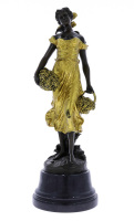 Lote 5025 - ESCULTURA ESTILO ART NOUVEAU - Representação em bronze de Menina segurando cestas de uvas, com apontamento a dourado, assente em base de pedra negra. Assinado "H. F. Moreau". Dim: 48 cm (aprox.). Nota: bem conservado. Proveniente de antiquário