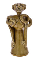 Lote 5179 - JÚLIA RAMALHO (n.1946), SÃO PEDRO - Escultura em barro com vidrado escorrido, assinada por incisão na pasta, representando São Pedro. Dim: 18 cm. Nota: Júlia Ramalho é uma ceramista portuguesa. Neta de Rosa Ramalho, de quem foi discípula desde