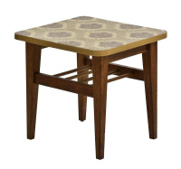 Lote 5187 - MESA DE APOIO VINTAGE - Em vinhático e outras madeiras, com tampo em fórmica com decoração de azulejo. Peça dos anos 60/70, com prateleira ripada e terminações estilizadas. Dim: 40x40x38 cm. Nota: sinais de uso e pequenas falhas