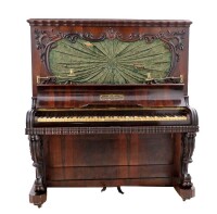 Lote 5190 - COLLARD & COLLARD, PIANO VERTICAL - Em madeira folheada a pau-santo. Piano do mesmo fabricante à venda por € 832 (£750). Mecanismo armado em madeira. Corpo superior com moldura vegetalista ladeada por castiçais em latão de braços tripartidos e