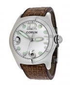 Lote 6060 - CORUM, RELÓGIO DE PULSO - Modelo Bubble, original. Caixa em aço com 45 mm e bracelete em pele. Movimento de quartzo. Mostrador com numeração árabe, marcadores e data às 6 horas. Com um pvp marcado em etiqueta de € 1.985. Nota: como Novo, com caixa