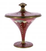 Lote 23 - TAÇA DE PÉ ORIENTAL – Taça com tampa em latão esmaltado, decoração de tons rosa, verde e bege. Dim: 20 cm de altura e 16 cm de diâmetro. Nota: sinais de uso