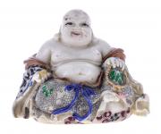 Lote 38 - BUDA DA SORTE E PROSPERIDADE – Figura oriental em resina policromada, representando Buda com pepita na mão. Dim: 14 cm de comprimento. Nota: sinais de uso