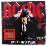 Lote 63 - AC/DC LIVE ATE RIVER PLATE, VINIL - Edição de 3 discos de 33 RPM, estando o disco 1 em falta. Nota: sinais de uso. Capa original com sinais de armazenamento e desgastes