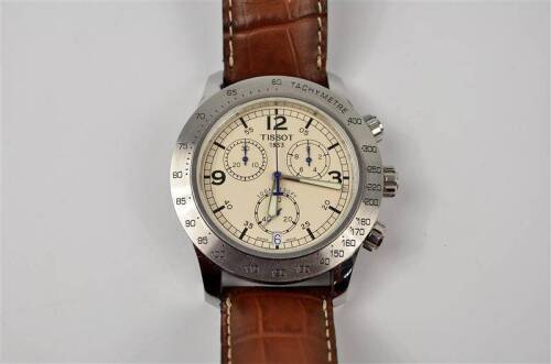 Lote 921 - Relógio Tissot modelo V8 de homem, original, caixa em aço inoxidável com 4,2cm de diametro, cronógrafo, water resistant até 100m, bracelete em pele. Nota: Usado, Muito Bom estado com caixa e garantia de compra com data de 2003 carimbada, P.V.P.