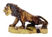 Lote 119 - LEÃO DECORATIVO EM FAIANÇA – Estatueta com decoração em castanho e bege, representando leão. Dim: 35 cm de comprimento (aprox.) Nota: sinais de uso