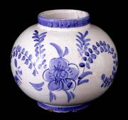 Lote 128 - CERÂMICA VIEIRA, JARRA AÇOREANA – Formato bojudo, marcada na base, decoração floral em branco e azul. Dim: 18 cm de altura. Nota: sinais de uso