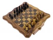 Lote 187 - JOGO DE XADREZ DE MADEIRA – Tabuleiro de formato recortado, com 2 gavetas, assente em 4 pés, com peças de xadrez de tom madeira e escurecidas. Dim: 8x28x28 cm. Nota: sinais de uso, incompleto, falta uma peça preta