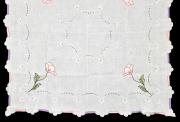 Lote 52 - TOALHA DE LINHO COM BORDADOS – Toalha em linho branco, bordada à mão com flores em rosa e verde, com remate recortado e bordado a ponto cheio. Dim: 85x85 cm. Nota: sinais de uso, em bom estado