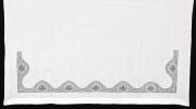 Lote 130 - LENÇOL DE LINHO COM RENDA DE CROCHET – Lençol de linho branco, com entremeio de renda de crochet de linha fina branca, desenho vegetalista, com remate em ponto ajour. Dim: 160x220 cm. Nota: sem uso