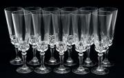 Lote 12 - FLUTES EM CRISTAL - conjunto com onze flutes para champagne em cristal lapidado. Dimensão: 19x6ø cm. Sinais de uso