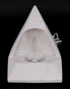 Lote 1980 - PHENIX CREATION, CANDEEIRO ASSINADO - Candeeiro de apoio representando pirâmide e faraó no seu interior, em cerâmica. Datado de
1993. Assinado "Jakez". Dim: 22x17x12 cm. Nota: bem conservado. A funcionar