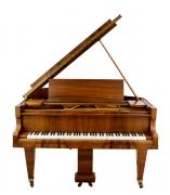 Lote 6080 - CARL A. PFEIFFER, PIANO DE CAUDA - Em madeira e folheado de madeira, armação em ferro, tampo de levantar para protecção de teclas e dois pedais. Com rodízios. Piano de cauda do mesmo fabricante à venda por € 24.000. Dim: 98,5x143,5x169 cm. Nota: sinais de uso. Pequena falha no tampo. Afinado. Consultar valor indicativo em https://www.pfeiffer-pianos.com/en/instruments/used/grand-pianos/modell-200