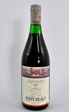 Lote 255 - Lote de 1 garrafa de vinho tinto Herdade do Esporão Reserva 1987, rotulo da autoria do conhecido pintor Cargaleiro. A moderna adega desta conhecida Herdade é inaugurada precisamente em 1987, com o objectivo de produzir vinhos de grande qualidad