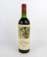 Lote 1244 - Lote com 1 garrafa de vinho tinto Château Mouton Rothschild (Região "Bordeaux") de 1973, rótulo com reprodução da pintura (bacchanale) de Picasso em homenagem ao pintor, com assinatura do Barão Philippe de Rothschild. NOTA: para colecionador, 