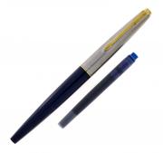 Lote 24 - PARKER, CANETA DE APARO – Modelo Parker 45, corpo em resina azul escuro, tampa em metal prateado, aro e clip em metal dourado. Com dupla funcionalidade, a tinta permamente ou carga. Com tinteiro Parker de cor azul. Dim: 13,5 cm de comprimento (caneta). Nota: sem uso, com estojo, tinteiro e carga