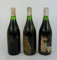 Lote 456 - 3 garrafas de vinho tinto Esporão 1990,reserva Alentejo com rótulos de J.Pomar rasgados e danificados por humidade .Algumas sem rótulo e só identificadas pelo contra-rótulo e cápsula.Muito bons niveis de vinho,