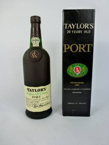 Lote 459 - Garrafa de vinho do Porto Taylor's "20 Years Old Tawny"